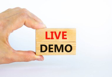 Canlı gösteri sembolü. Tahta bloklardaki güzel beyaz arka planda 'canlı demo' kelimelerini kavrayın. İşadamı eli. Uzayı kopyala İş ve canlı demo kavramı.