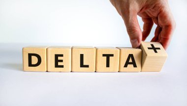 Covid-19 delta artı varyant sembolü. Doktor ahşap küpü çevirip Delta + 'ya çeviriyor. Güzel beyaz arka plan. Uzayı kopyala COVID-19 yeni delta artı değişken konsept.