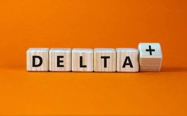 Covid-19 delta artı varyant sembolü. Tahta küpü çevirdim ve Delta + 'ya çevirdim. Güzel turuncu arka plan. Uzayı kopyala COVID-19 yeni delta artı değişken konsept.