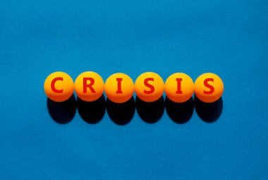 Kriz ve iş sembolü. Turuncu masa tenisi toplarında 