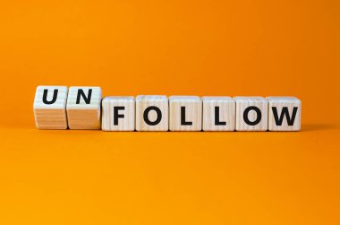 Takip et ya da etme sembolü. Tahta küplere dönüştürülmüş ve sözcükler değiştirilmiş. Güzel turuncu arkaplan, kopyalama alanı. İş ve takip ya da takip etme kavramı.