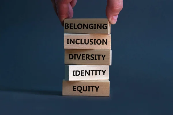 Sprawiedliwość Tożsamość Różnorodność Integracja Symbol Przynależności Drewniane Klocki Tożsamością Słów — Zdjęcie stockowe