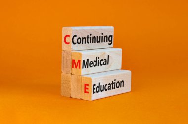 CME, tıp eğitimi sembolü devam ediyor. Tahta bloklar, güzel turuncu arka planda tıp eğitimine devam eden CME kelimeleri. İş, CME, devam eden tıp eğitimi kavramı.