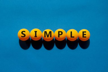 Basit ve iş sembolü. Turuncu masa tenisi topları üzerinde güzel mavi bir arka planda 