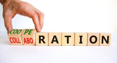 İşbirliği ya da işbirliği sembolü. İş adamı küpleri değiştiriyor, 