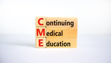 CME, tıp eğitimi sembolü devam ediyor. Tahta bloklar, güzel beyaz arka planda tıp eğitimine devam eden CME kelimeleriyle. İş, CME, devam eden tıp eğitimi kavramı.