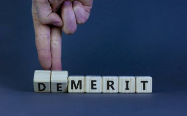 Haksızlık ya da erdem sembolü. İşadamı ahşap küpleri değiştiriyor ve 