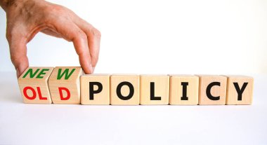 Yeni ya da eski politika sembolü. İşadamı tahta küpleri değiştiriyor ve 'eski politika' kelimesini 'yeni politika' olarak değiştiriyor. Güzel beyaz masa, beyaz arka plan. İş, eski ya da yeni politika kavramı. Boşluğu kopyala.