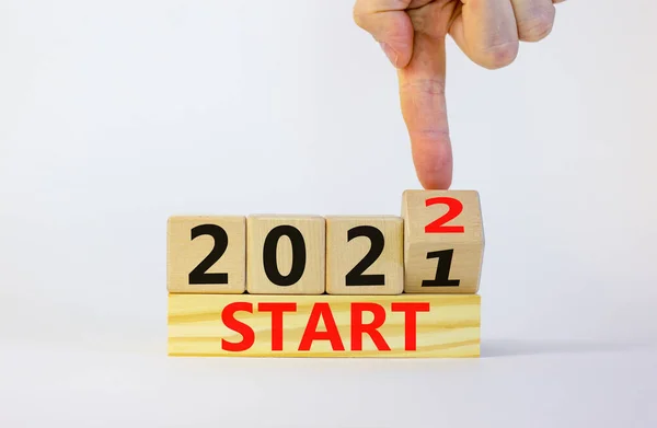 Koncepcja Biznesowa Planowania 2022 Symbol Startu Biznesmen Zamienia Drewnianą Kostkę — Zdjęcie stockowe