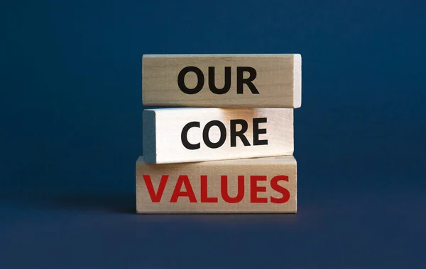 我们的核心价值观象征 概念字 我们的核心价值 的木制块在美丽的灰色背景 企业和我们的核心价值观的概念 复制空间 — 图库照片