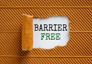 Bariyersiz sembol. 'Bariyer serbest' kelimeleri yırtık kahverengi kağıdın arkasında beliriyor. Güzel kahverengi arka plan. İş, çeşitlilik, kapsama, aidiyet ve engelsiz konsept, kopyalama alanı.