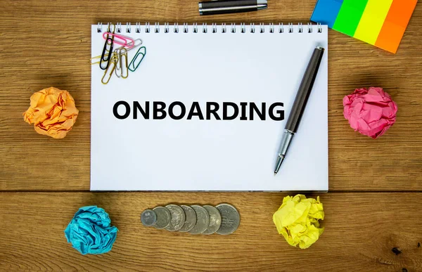 Instapsymbool Het Woord Onboarding Witte Noot Houten Tafel Gekleurd Papier — Stockfoto