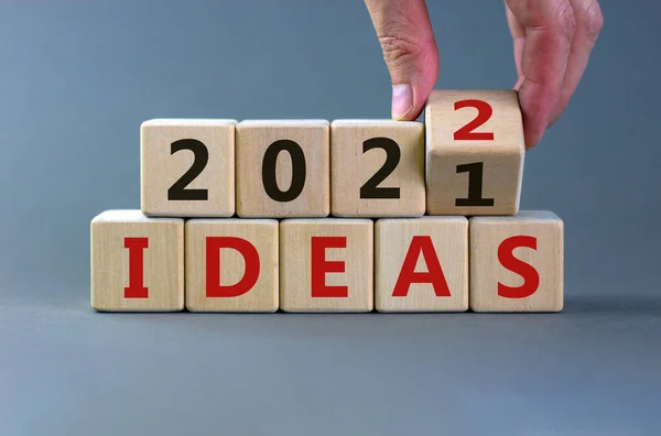 Biznesowa Koncepcja Planowania 2022 Idee Symbol Biznesmen Zamienia Drewnianą Kostkę — Zdjęcie stockowe