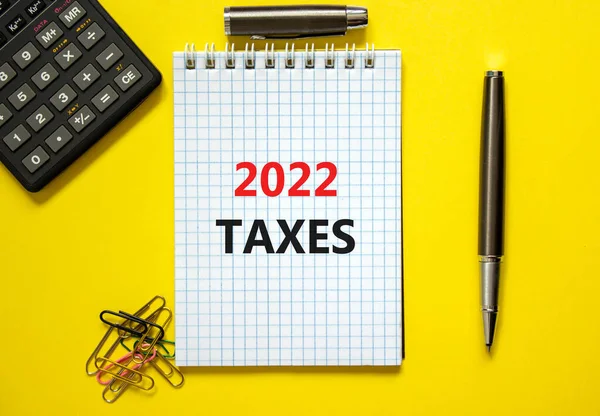 2022 Impuestos Símbolo Año Nuevo Nota Blanca Con Palabras 2022 — Foto de Stock