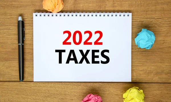 2022 Impuestos Símbolo Año Nuevo Nota Blanca Con Palabras 2022 — Foto de Stock