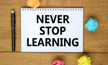 Sembolleri öğrenmeyi bırakma. Güzel ahşap masa, renkli kağıt, siyah metalik kalem üzerindeki beyaz notayla öğrenmeyi asla bırakma. İş, eğitim ve konsept öğrenmeyi asla bırakma. Boşluğu kopyala.