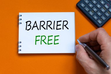 Bariyersiz sembol. İşadamı beyaz nota 'Bariyer Serbest' yazmış. Hesap makinesi. Güzel turuncu arka plan. İş, çeşitlilik, kapsama, aidiyet ve engelsiz konsept. Boşluğu kopyala.