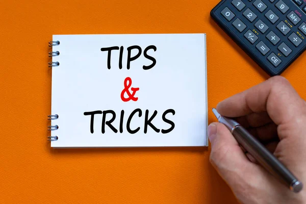 Tips Och Tricks Symbol Affärsman Skriver Ord Tips Och Tricks — Stockfoto