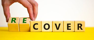 Sembolü kurtarma zamanı. İş adamı ahşap küplere dönüşür ve 