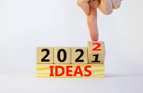 Biznesowa Koncepcja Planowania 2022 Idee Symbol Biznesmen Zamienia Drewnianą Kostkę — Zdjęcie stockowe