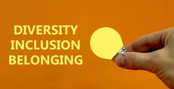 Diversidade Inclusão Símbolo Pertença Empresário Detém Amarelo Brilhante Lâmpada Palavras — Fotografia de Stock