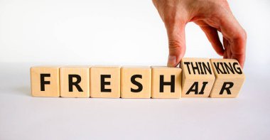 Taze düşünce ve hava sembolü. İş adamı ahşap küpleri değiştiriyor, taze düşünceleri temiz havaya dönüştürüyor. Güzel beyaz arka plan. Uzayı kopyala İş, ekolojik, taze düşünce ve hava kavramı.