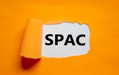 SPAC, özel amaçlı şirket sembolü. Sözcüklerin SPAC 'ı, turuncu arka planda yırtık turuncu kağıtların arkasındaki özel amaçlı satın alma şirketi, kopyalama alanı. İş ve SPAC kavramı.