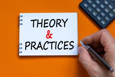 Teori ve pratik sembolü. İşadamı beyaz nota 'Teori ve Pratik' yazmış. Siyah hesap makinesi. Güzel turuncu arka plan. İş, teori ve uygulama konsepti. Boşluğu kopyala.