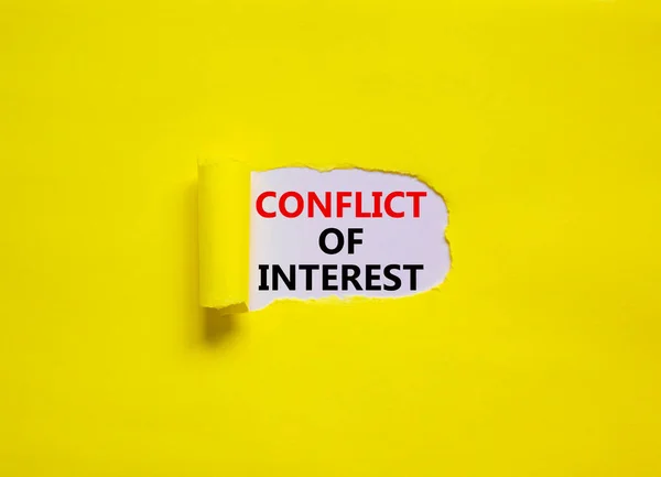 Symbol Konfliktu Interesów Słowa Konflikt Interesów Pojawiające Się Podartym Żółtym — Zdjęcie stockowe