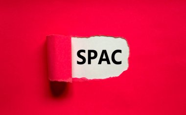 SPAC, özel amaçlı şirket sembolü. Sözcüklerin SPAC 'si, özel amaçlı satın alma şirketi mor arka plandaki yırtık mor kağıdın arkasında, kopyalama alanı. İş ve SPAC kavramı.