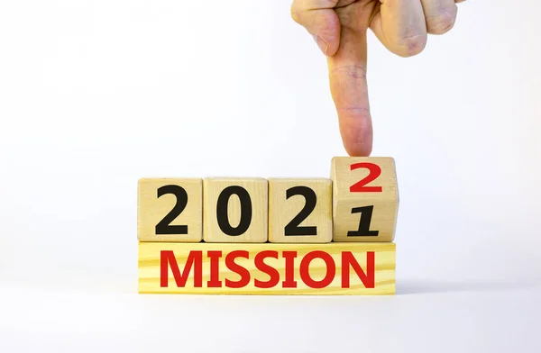 Symbol Planowania Misji 2022 Nowy Rok Biznesmen Zamienia Drewnianą Kostkę — Zdjęcie stockowe