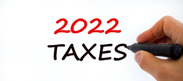 2022 Impuestos Símbolo Año Nuevo Empresario Escribiendo 2022 Impuestos Aislado — Foto de Stock