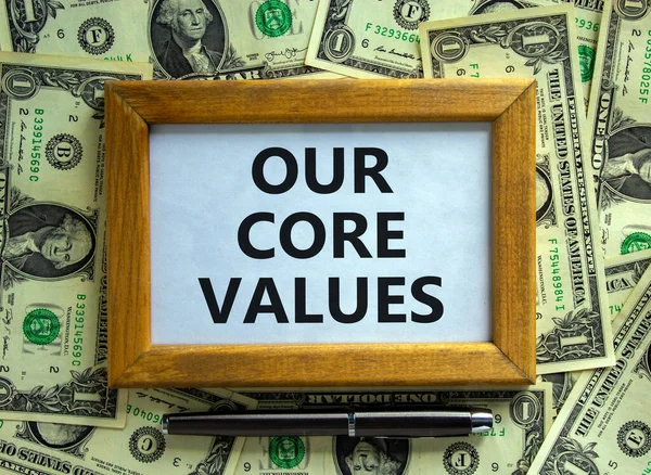 我们的核心价值观象征 木制的框架 字里行间写着 我们的核心价值观 背景优美 背景是美元钞票 企业与我们的核心价值观概念 — 图库照片