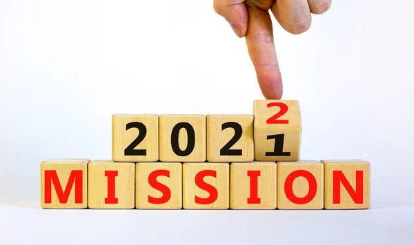 Symbol Planowania Misji 2022 Nowy Rok Biznesmen Zamienia Drewnianą Kostkę — Zdjęcie stockowe