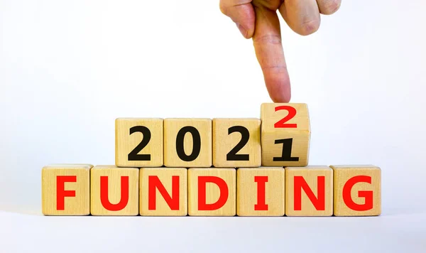 Símbolo Planejamento 2022 Financiamento Ano Novo Empresário Transforma Cubo Madeira — Fotografia de Stock
