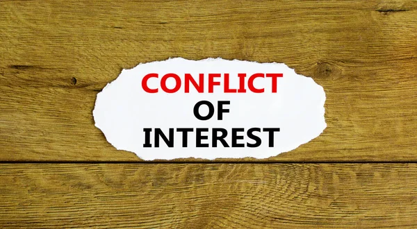 Symbol Konfliktu Interesów Słowa Konflikt Interesów Białym Papierze Piękne Drewniane — Zdjęcie stockowe
