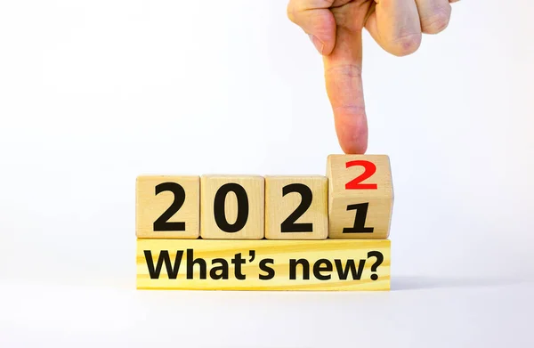 Biznes 2022 Koncepcja Nowego Roku Biznesmen Zamienia Drewnianą Kostkę Słowa — Zdjęcie stockowe