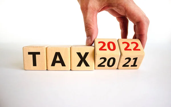 2022 Impuesto Símbolo Año Nuevo Hombre Negocios Convierte Cubos Madera — Foto de Stock