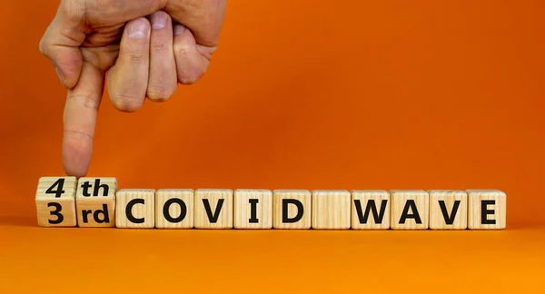 Covid Corona Virüsünün Dördüncü Dalgasının Sembolü Doktorlar Küplere Dönüşür Kelimeleri — Stok fotoğraf