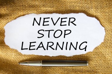 Sembolleri öğrenmeyi bırakma. Beyaz kağıt üzerinde 