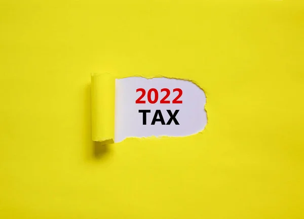2022年税新年のシンボル 黄色の紙の後ろに現れる 2022税 という言葉 美しい黄色の背景 ビジネス 2022税新年のコンセプト コピースペース — ストック写真