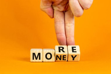 Daha fazla para sembolü. İşadamı ahşap küplere dönüşüyor ve 