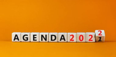 2022 yılının yeni yıl sembolü planlanıyor. Tahta küplere dönüştü ve 'Gündem 2021' i 'Gündem 2022' olarak değiştirdi. Güzel turuncu arkaplan, kopyalama alanı. İş, 2022 Yeni Yıl Konsepti.