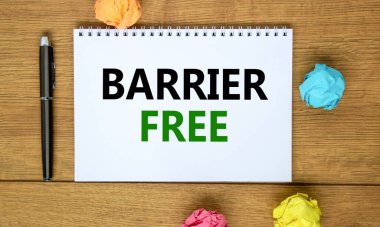 Bariyersiz sembol. Güzel ahşap masa, renkli kağıt, siyah metalik kalem üzerinde 