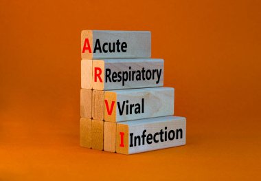 ARVI sembolü. Kısaca ARVI akut solunum yolu enfeksiyonu tahta bloklarda. Güzel turuncu arka plan. Uzayı kopyala Tıbbi ve ARVI aküvyon solunum viral enfeksiyonu kavramı.