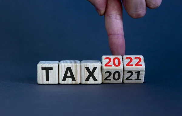 2022 Impuesto Símbolo Año Nuevo Hombre Negocios Convierte Cubos Madera — Foto de Stock