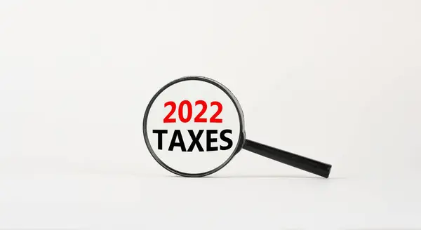 2022 Impuestos Símbolo Año Nuevo Lupa Con Palabras 2022 Impuestos — Foto de Stock