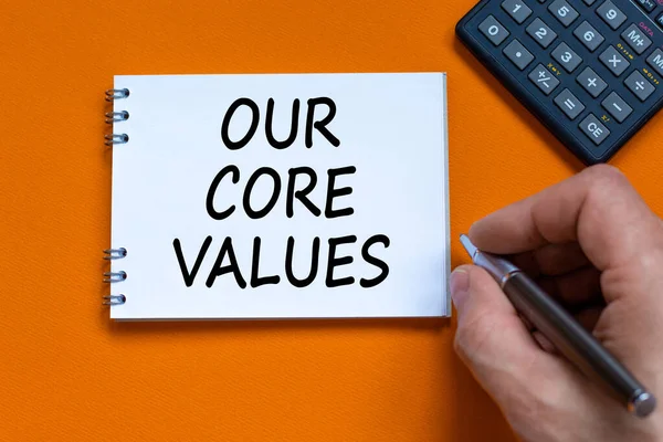 Nuestro Símbolo Valores Centrales Empresario Escribiendo Palabras Nuestros Valores Fundamentales —  Fotos de Stock