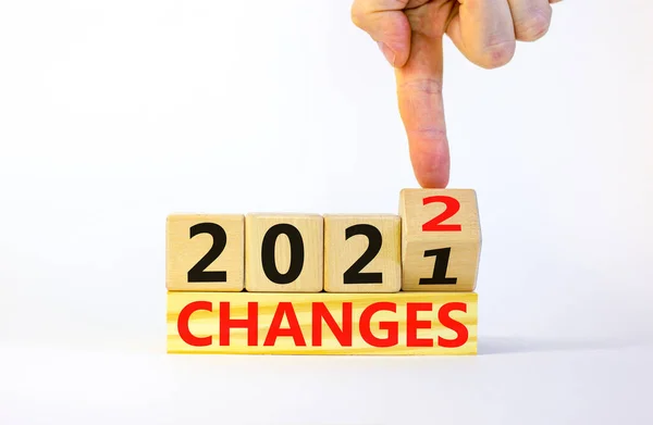 Planowanie 2022 Zmienia Symbol Nowego Roku Biznesmen Zamienia Drewnianą Kostkę — Zdjęcie stockowe
