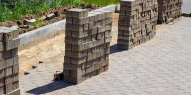 İnşaat alanında beton tuğla yığını var. Kaldırım inşaatı ve yeniden yapılanma. Güzel gri arkaplan. Yeniden yapılandırma konsepti resmi.